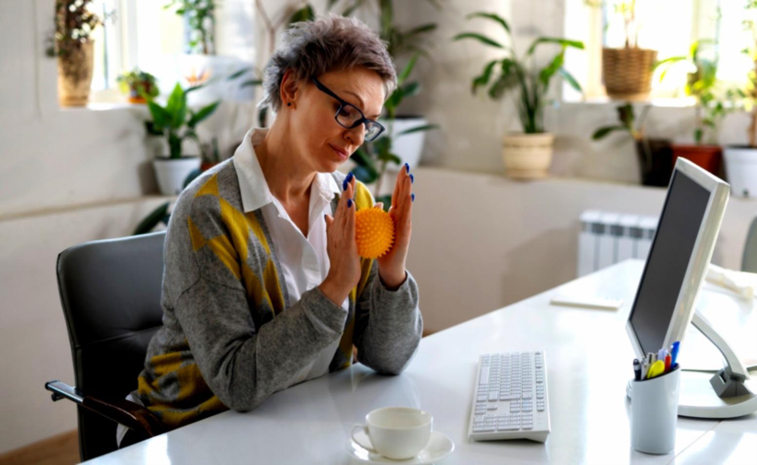 Analyse en cours des tendances budgétaires sur écran d'ordinateur